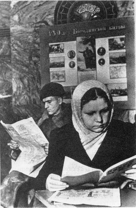 ст. м. Курская. За чтением свежих газет. Декабрь 1941